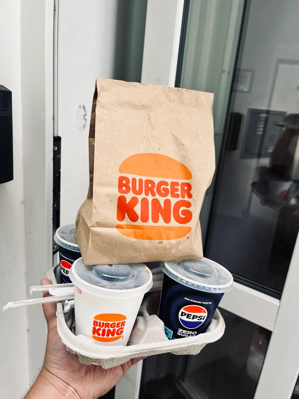Dovoz jídla z Burger King zákazníkovi – RUDOX v terénu
