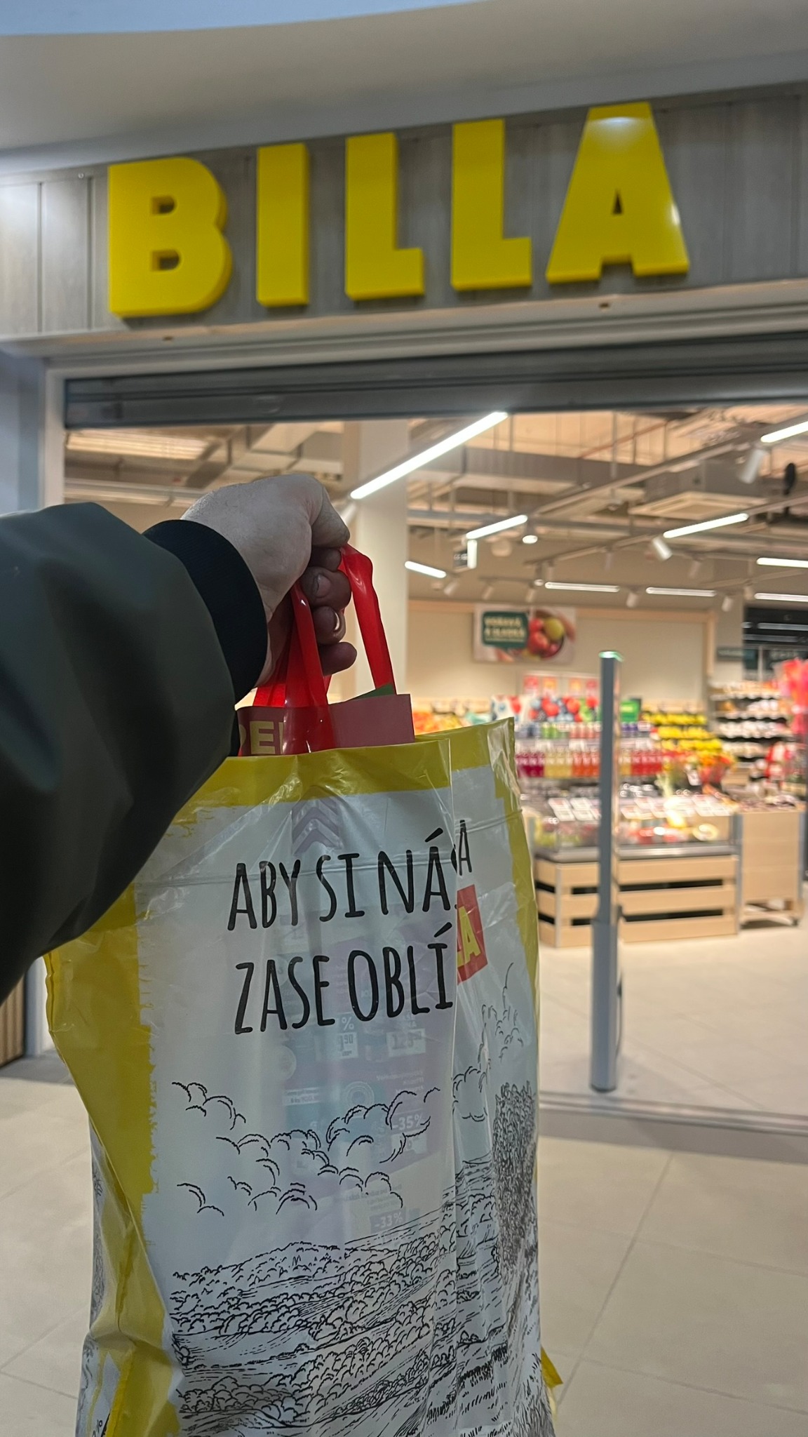 Nákupní taška před prodejnou Billa – RUDOX v terénu